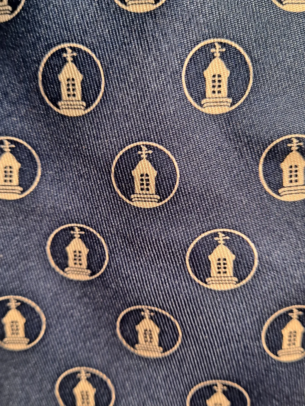 Vineyard Vines Silk Classic Blue White Steeple Pastoral Patterned Men’s Tie